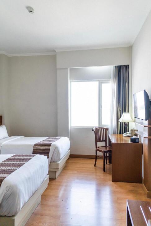 chambre lumineuse dux lits simples