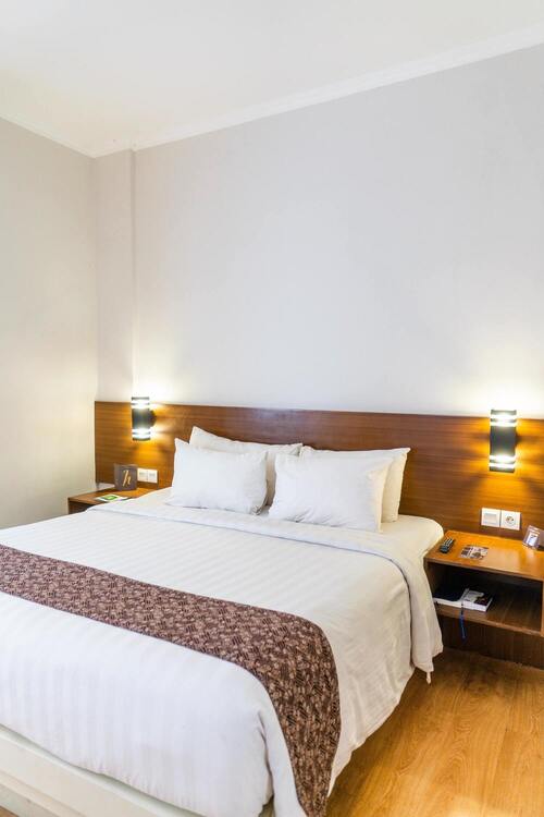 chambre lit double avec table de nuit en bois