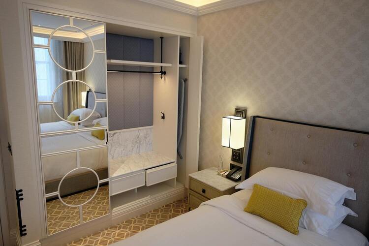 chambre lit simple avec dressing